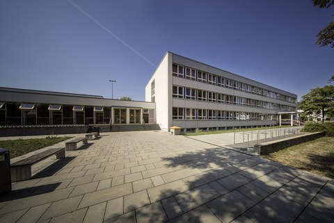 Photo of the exterior view of the TU Dresden building on August-Bebel-Straße