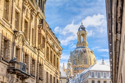 Ansicht auf Frauenkirche zwischen der barocken Fassaden zweier Gebäuden