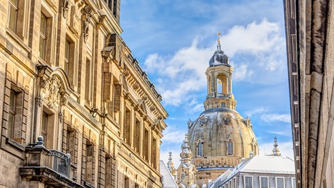 Ansicht auf Frauenkirche zwischen der barocken Fassaden zweier Gebäuden