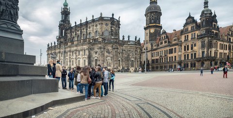 Photo: A group of students on a sightseeing tour at the Theaterplatz.