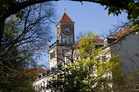 Blick auf das Institusgebäude