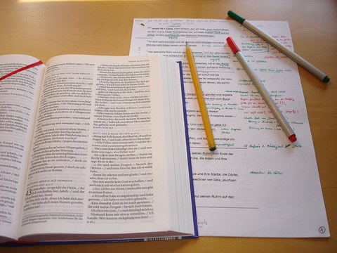 Mehrere Bücher auf Tisch