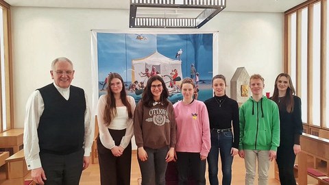 Bischof Timmerevers mit den Erstsemestlern 2025