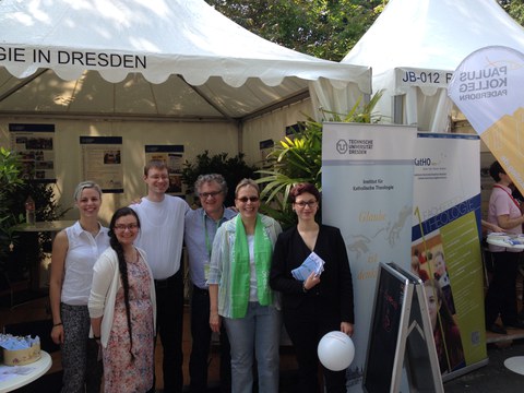 Ein Teil des Teams am Institutsstand (Klara Straube, Cornelia Aßmann, Denis Schmelter, Karl Heinz Ruhstorfer, Monika Scheidler, Paulin Krause)