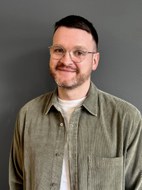 Mann mit Brille und grünem Hemd