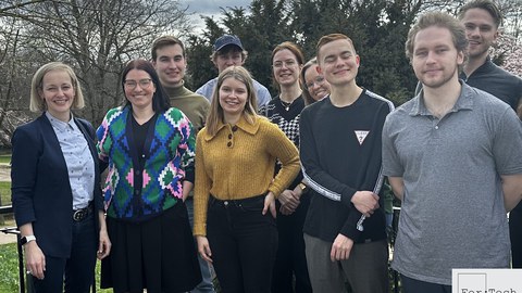 Gruppenfoto einer kleinen Gruppe im freihen mit JProf. Kaesling.