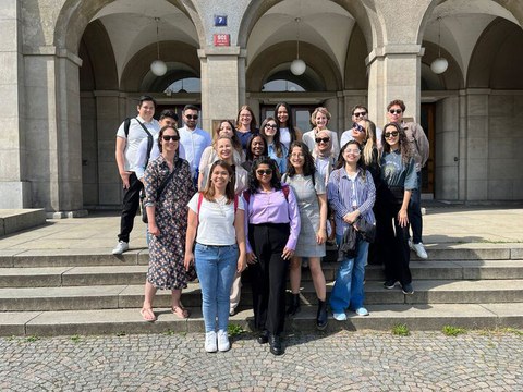 eine Gruppe Personen vor einem Gebäude