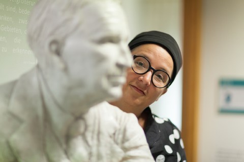 Anja Besand hinter einer John Dewey Büste