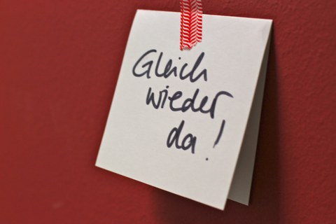 Klebezettel mit Text "Gleich wieder da"