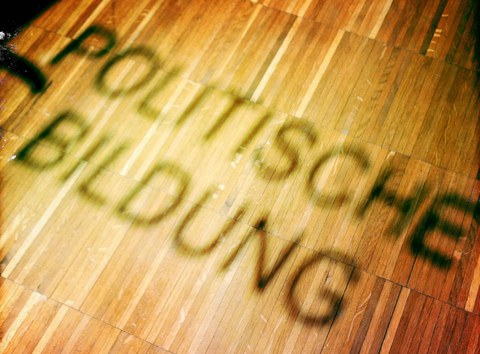 das Bild zeigt einen Schatten in Form der Buchstaben "politische Bildung