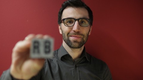 Rico Behrens lacht in die Kamera.