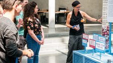 Eine Gruppe geht durch die Ausstellung Frieden Machen 
