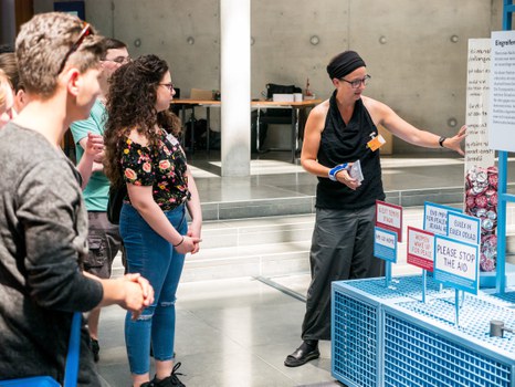 Eine Gruppe geht durch die Ausstellung Frieden Machen 