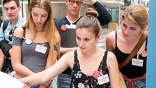 Eine Gruppe geht durch die Ausstellung Frieden Machen 
