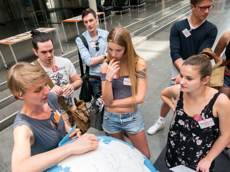 Eine Gruppe geht durch die Ausstellung Frieden Machen 