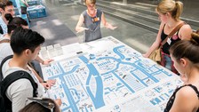 Eine Gruppe geht durch die Ausstellung Frieden Machen 