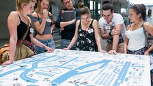 Eine Gruppe geht durch die Ausstellung Frieden Machen 