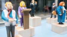 Eine Gruppe geht durch die Ausstellung Frieden Machen 
