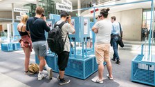 Eine Gruppe geht durch die Ausstellung Frieden Machen 