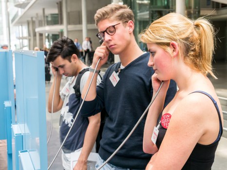 Eine Gruppe geht durch die Ausstellung Frieden Machen 