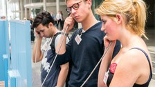 Eine Gruppe geht durch die Ausstellung Frieden Machen 