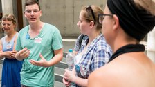 Eine Gruppe geht durch die Ausstellung Frieden Machen 