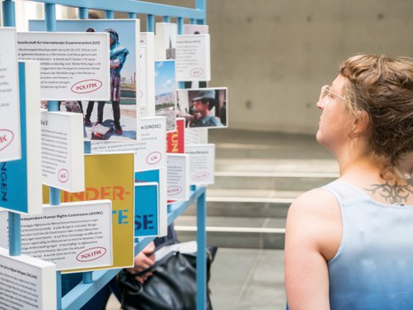 Eine Gruppe geht durch die Ausstellung Frieden Machen 