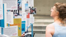 Eine Gruppe geht durch die Ausstellung Frieden Machen 