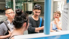 Eine Gruppe geht durch die Ausstellung Frieden Machen 