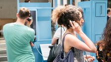 Eine Gruppe geht durch die Ausstellung Frieden Machen 