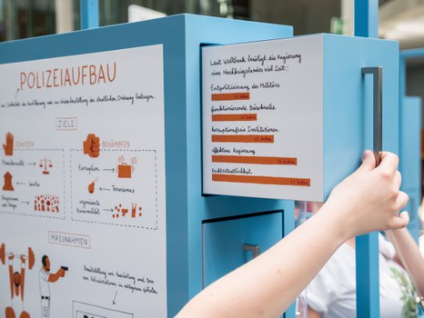 Eine Gruppe geht durch die Ausstellung Frieden Machen 