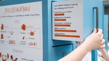Eine Gruppe geht durch die Ausstellung Frieden Machen 