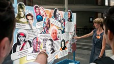 Eine Gruppe geht durch die Ausstellung Frieden Machen 
