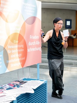 Eine Gruppe geht durch die Ausstellung Frieden Machen 