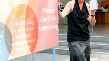 Eine Gruppe geht durch die Ausstellung Frieden Machen 