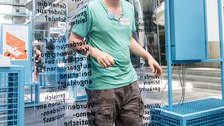 Eine Gruppe geht durch die Ausstellung Frieden Machen 