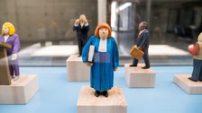 Eine Gruppe geht durch die Ausstellung Frieden Machen 