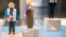 Eine Gruppe geht durch die Ausstellung Frieden Machen 