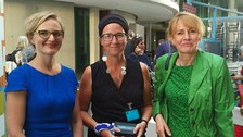 Franziska Brandner, Anja Besand und Edelgarth Buhlman im Kontext der Aussteloungseröffung FRIEDEN MACHEN im Paul Lösehaus des Deutschen Bundestags