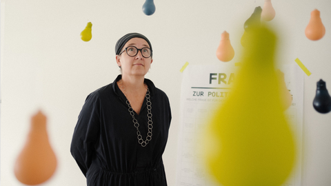 Anja Besand und Glühbirnen