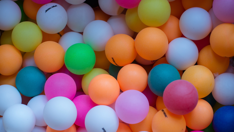 bunte Tischtennisbälle