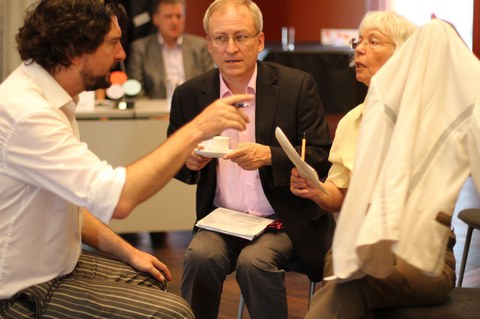 Angeregte Diskussionen beim Fish Bowl
