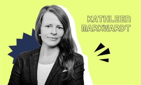 Kathleen vor gelbem Grund