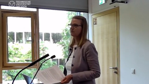 Marianne Kneuer hält einen Vortrag
