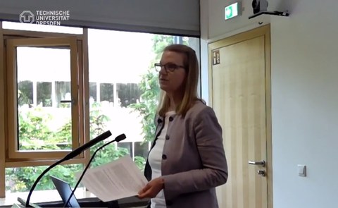 Marianne Kneuer hält einen Vortrag