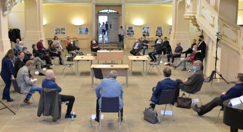 Fotos der Stühle beim Dialog