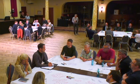 Gruppenarbeit am Tisch