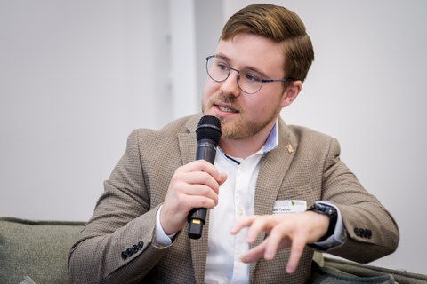 Janek Treiber spricht mit Mikrofon in der Hand.