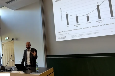 Prof. Engesser präsentiert seine Forschung