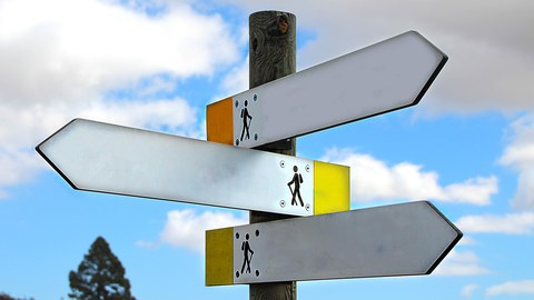 Schildertafel an Kreuzung, kein Text darauf